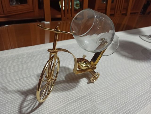 Bicicleta dorada de decoración