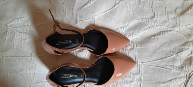 Zapatos de piel y charol rosa palo