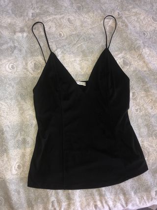 Camiseta negra de tirantes ZARA sin estrenar de segunda mano por 5 EUR en  Estartetxe en WALLAPOP