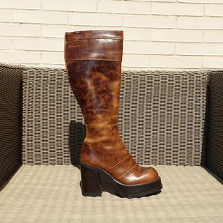 Botas altas marrones Destroy 40-41 de segunda mano por 175 EUR en Madrid en  WALLAPOP
