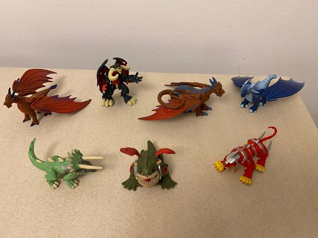 Figuras de juguete de dragones y monstruos