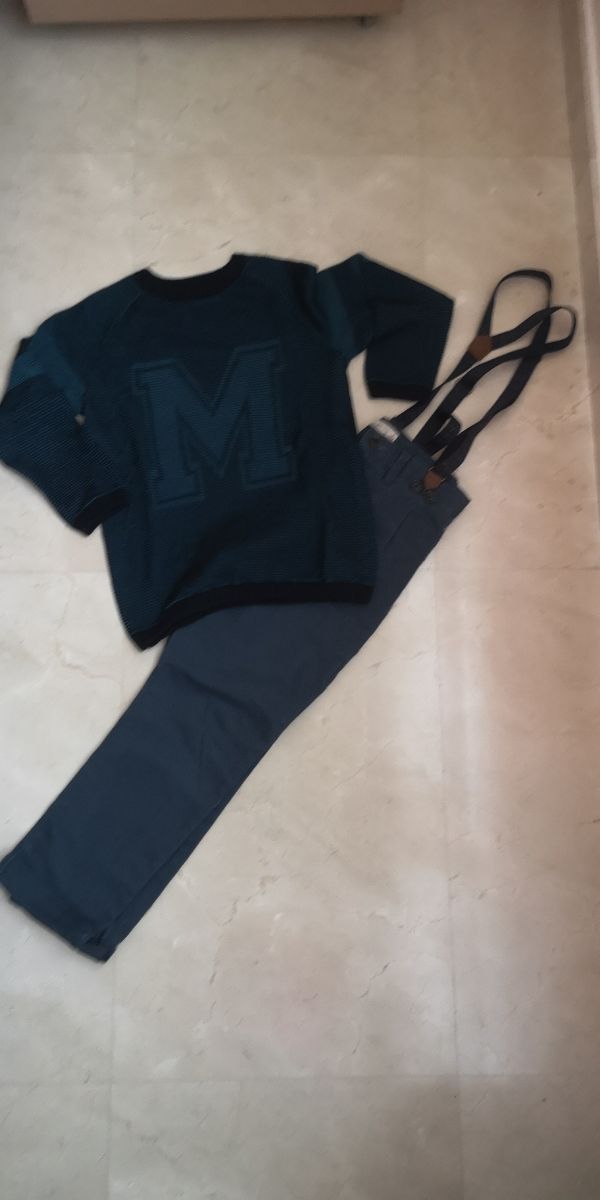 conjunto pantalón de vestir y jersey. Tono verde.