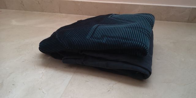 conjunto pantalón de vestir y jersey. Tono verde.