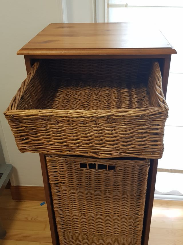 Mueble de madera y mimbre
