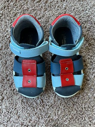 Sandalias piel verano Titanitos talla 25 de segunda mano por 10 EUR en  Plaza en WALLAPOP
