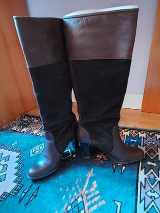 Botas altas marrones tacón piel 37 de segunda mano por 29 EUR en Alcobendas  en WALLAPOP
