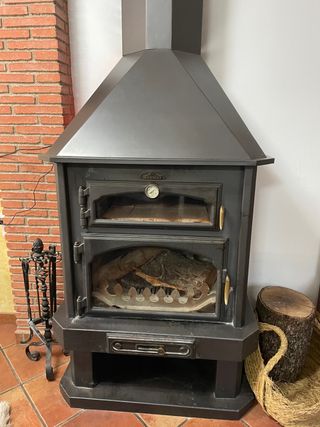 Estufa de leña con horno Bronpi de segunda mano por 1.120 EUR en Almería en  WALLAPOP