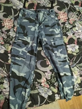 Pantalones bershka militar azul de segunda mano por 5 EUR en Pioz en  WALLAPOP