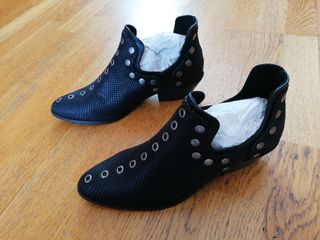 Botas camperas con flecos de Corina