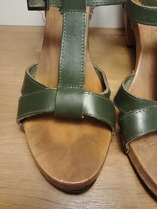 Sandalia tacon, piel verde botella de segunda mano por 5 EUR en Cornellà de  Llobregat en WALLAPOP