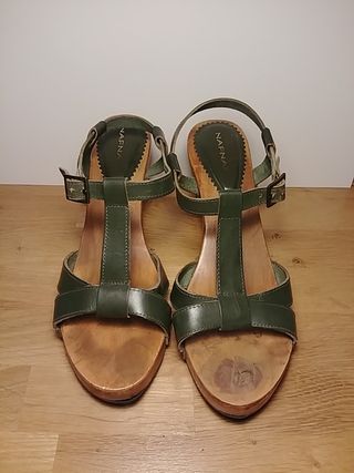 Sandalia tacon, piel verde botella de segunda mano por 5 EUR en Cornellà de  Llobregat en WALLAPOP