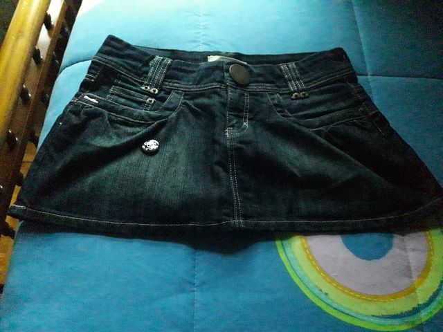 minifalda tejana de blanco con volante.