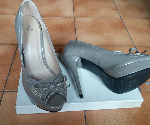 SCARPE IN VERNICE CON PLATEAU