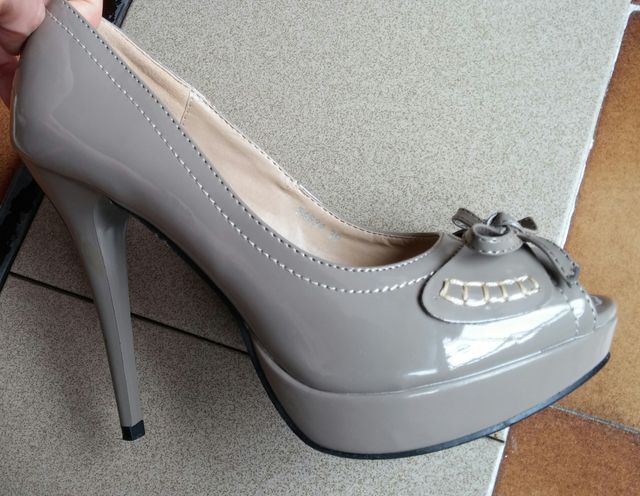 SCARPE IN VERNICE CON PLATEAU