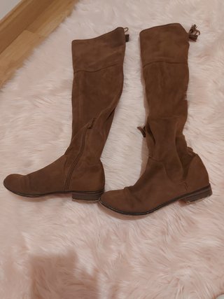 Botas alta ante marron 38 stradivarius de segunda mano por 5 EUR en Parla  en WALLAPOP