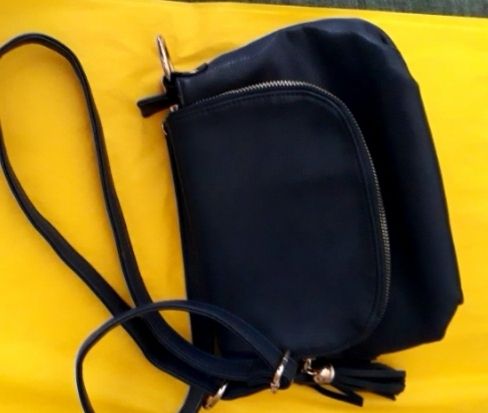 BOLSO AZUL OSCURO.