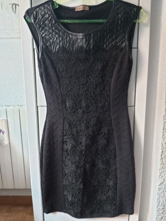 vestido negro elástico entallado