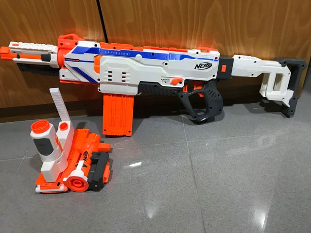 Pistola NERF + accesorios