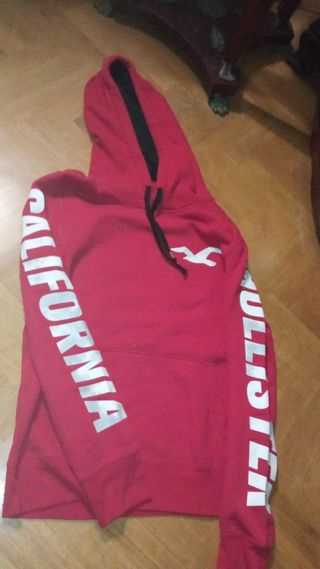 Sudadera Hollister Roja. de segunda mano por 25 EUR en Aranjuez en WALLAPOP