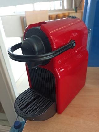 Cafetera Nespresso Inissia Ruby Roja de segunda mano por 20 EUR en Costa de  La Perdiu en WALLAPOP