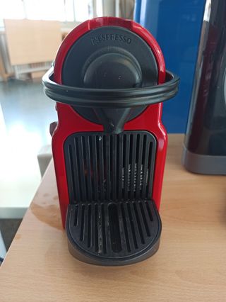 Cafetera Nespresso Inissia Ruby Roja de segunda mano por 20 EUR en Costa de  La Perdiu en WALLAPOP