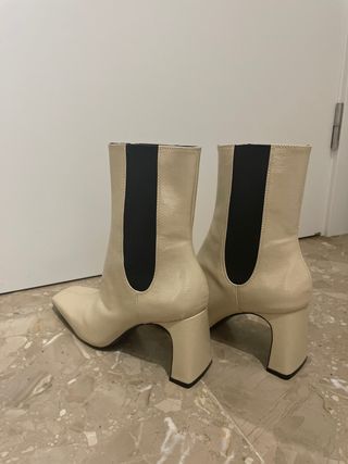 Botas de charol color crema de Zara de segunda mano por 29 EUR en Terrassa  en WALLAPOP