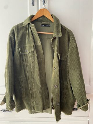 Chaqueta Pana verde Zara de segunda mano por 15 EUR en Oviedo en WALLAPOP