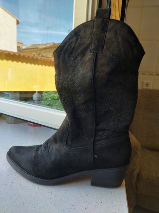 BOTAS COWBOY NEGRAS de segunda mano por 30 EUR en Cigales en WALLAPOP