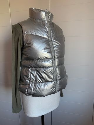 ZARA: PLUMÍFERO PLATEADO de segunda mano por 15 EUR en Madrid en WALLAPOP