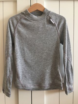 Camiseta térmica 6 Wedze Decathlon + Zapatillas de segunda mano por 4 EUR  en San Bizenti-Barakaldo en WALLAPOP