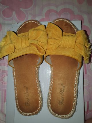 Sandalias color mostaza de segunda mano por 7 EUR en Burjassot en WALLAPOP