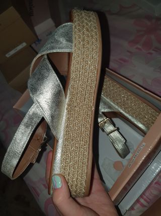 Sandalias cuña de esparto plateadas de segunda mano por 4 EUR en Burjassot  en WALLAPOP
