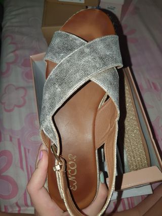 Sandalias cuña de esparto plateadas de segunda mano por 4 EUR en Burjassot  en WALLAPOP