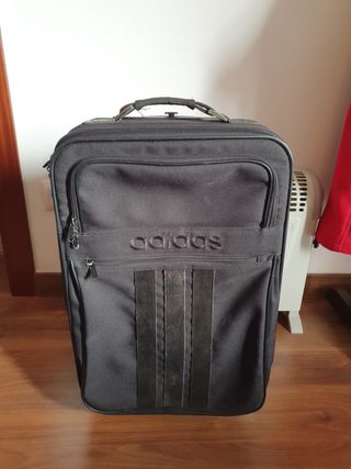 Maleta con ruedas de viaje Adidas de segunda mano por 20 EUR en Barcelona  en WALLAPOP