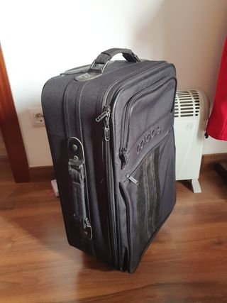 Maleta con ruedas de viaje Adidas de segunda mano por 20 EUR en Barcelona  en WALLAPOP