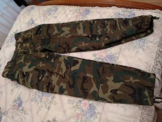 Pantalones camuflaje militares originales de segunda mano por 16 EUR en  Burgos en WALLAPOP