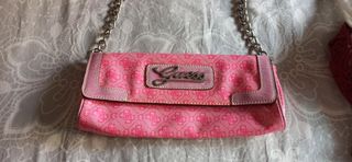 OFERTA Bolso bandolera GUESS ROSA CHICLE de segunda mano por 25 EUR en  Alicante en WALLAPOP