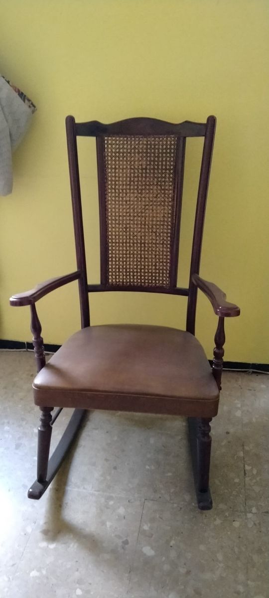 2 Mecedora antigua rejilla con respado