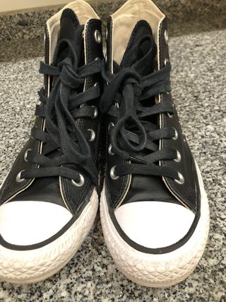 Converse piel negra y tachuelas T 35 IMPECABLES de segunda mano por 35 EUR  en Madrid en WALLAPOP