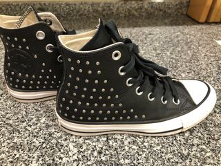 Converse piel negra y tachuelas T 35 IMPECABLES de segunda mano por 35 EUR  en Madrid en WALLAPOP