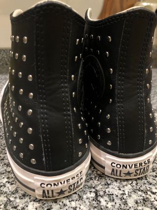 Converse piel negra y tachuelas T 35 IMPECABLES de segunda mano por 35 EUR  en Madrid en WALLAPOP