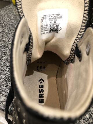 Converse piel negra y tachuelas T 35 IMPECABLES de segunda mano por 35 EUR  en Madrid en WALLAPOP