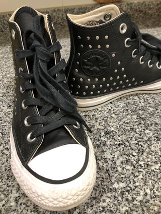 Converse piel negra y tachuelas T 35 IMPECABLES de segunda mano por 35 EUR  en Madrid en WALLAPOP