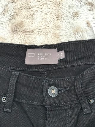 Pantalón Levis Demi Curve Classic Slim Leg. S36 de segunda mano por 15 EUR  en Madrid en WALLAPOP