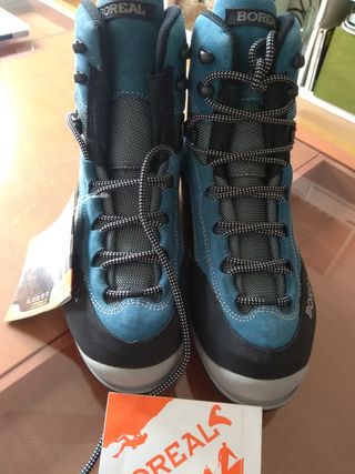 Botas montaña Boreal de segunda mano por 110 EUR en Huesca en WALLAPOP