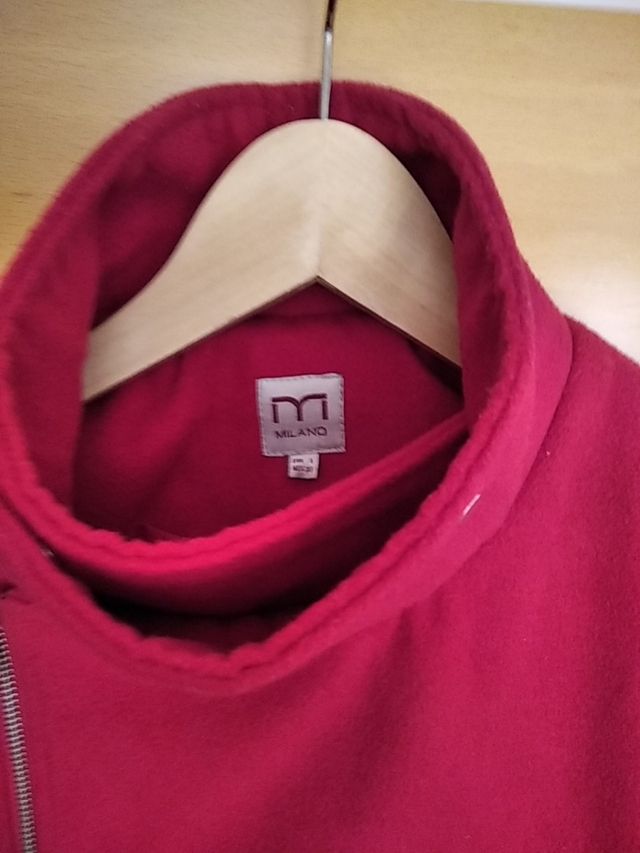 Cappotto corto in tessuto rosso di Milano