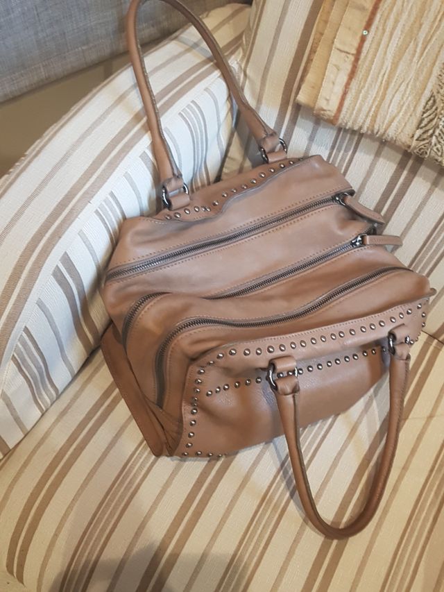 Bolso de mano y hombro.CAROLL