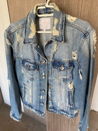 Chaqueta Tejana mujer Zara de segunda mano por 10 EUR en Mollet del Vallès  en WALLAPOP