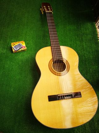 Guitarra Manuel Rodriguez Caballero 8 +Extras de segunda mano por 90 EUR en  Getafe en WALLAPOP