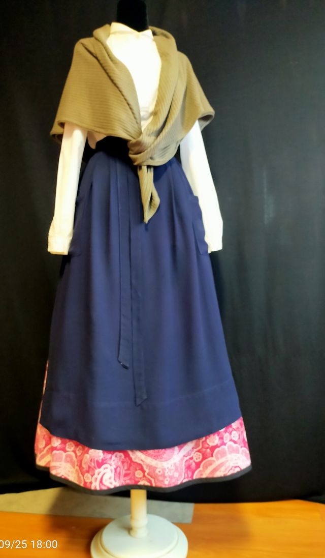 vestido baserritarra. Falda y delantal.